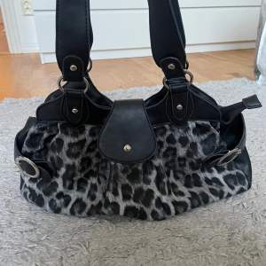 Väska i snyggt leopard mönster, trendig och jättecool! Bra skick, skriv vid frågor😇😇