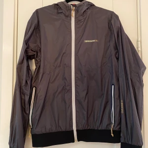 Grå jacka från Didriksons i strl S storm system dry 5 - Ny, aldrig använd.  100%polyester  Kommer från ett djur och rökfritt hem