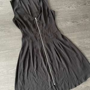 Klänning med dragkedja - Superfin! Tyvärr för liten för mig 😪 Dragkedja hela vägen, storlek 38. 