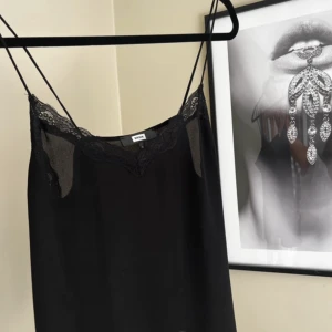 Svart top - Simple and elegant black top. Works with a jacket for office wear and with a glittery coat for evening I have worn it only a couple of times On the label it’s a size small but fits a size 38 perfectly too. Mint condition 