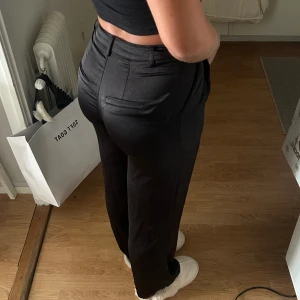 Kostymbyxor - Säljer dessa silkes (ish) kostymbyxor från gintricot. Storlek 34💗