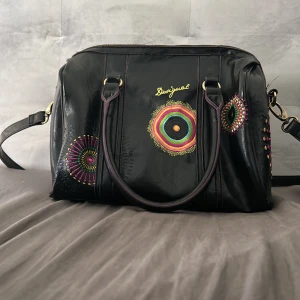 Desigual Handväska  - Snygg vintage handväska från desigual. Är i extremt bra skick då den är 10+ år gammal, inga defekter. 