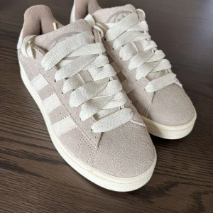 Adidas Campus 00s strl 37 1/3   -  adidas campus 00s storlek 37 1/3  i beige använda en gång. Är villig att gå ner i pris  vid snabb affär:) köpta för 1700