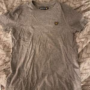 Lyle & scott t-shirt från kidsbrandstore i storlek 12/13 år