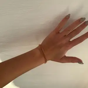 Säljer detta fina armband från Caroline Svedbom i modellen Siri bracelet light Rose / Gold. Inga defekter 🩷