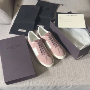 Valentino flycrew - Säljer dessa riktigt feta flycrews i st 46, dem är helt oanvändba och väldigt snygg och unik färg på dem. Kvitto finns!! Vid frågor/funderingar/ fler bilder är det bara att höra av sig. Kan säljas billigare vid snabb och smidig affär! Mvh maximilian☺️