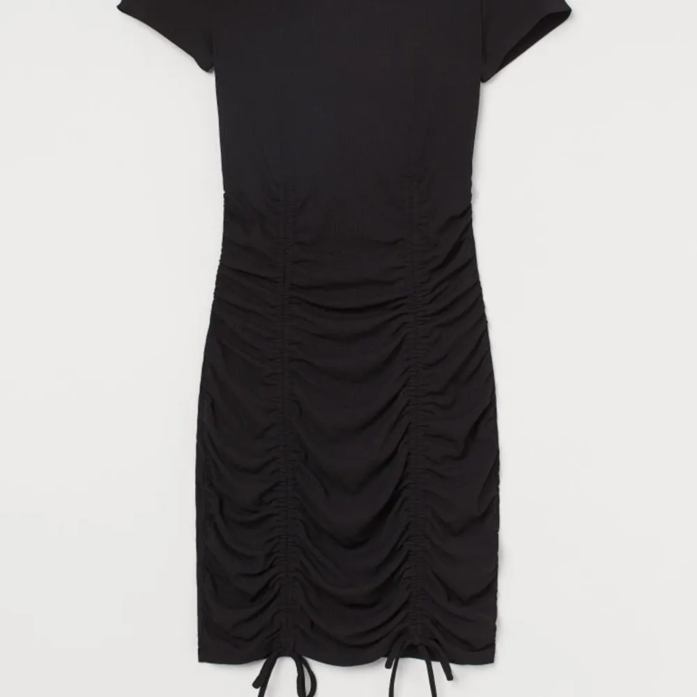 Super fin svart tajt klänning med knytning! Använd några gånger men säljer nu då det inte är min stil längre. Klänningar.