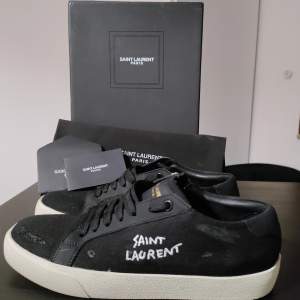 Saint Laurent skor i storlek 40 i bra skick kan gå ner i pris vid snabb affär, dustbag och box fås med.