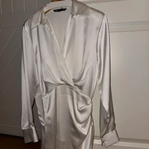 Vit satinklänning - zara stl 38 - Populära satinklänningen från Zara, använd 1 gång. Tyvärr för liten för mig