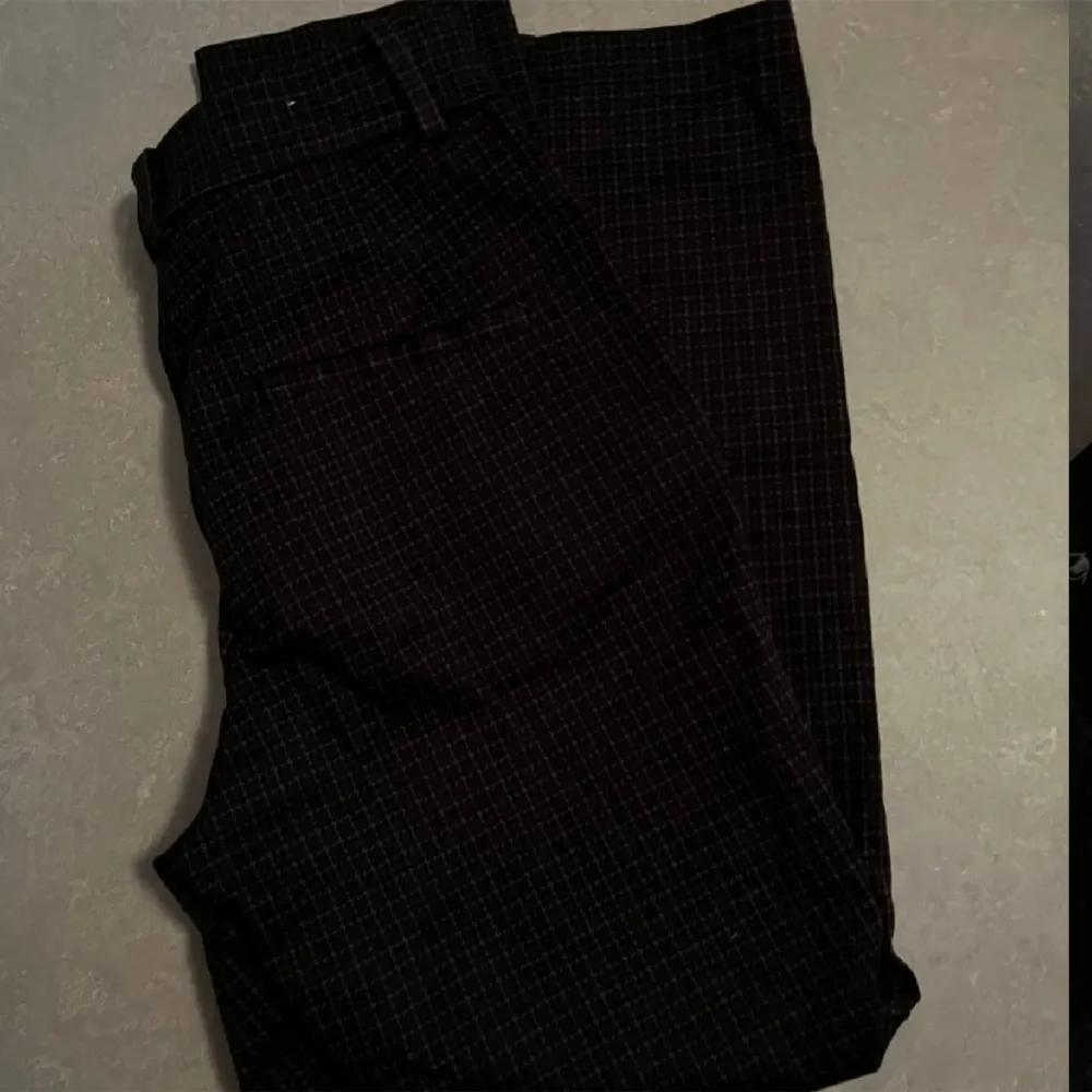 Mörkbruna rutiga kostymbyxor från H&M i strl 38!. Jeans & Byxor.