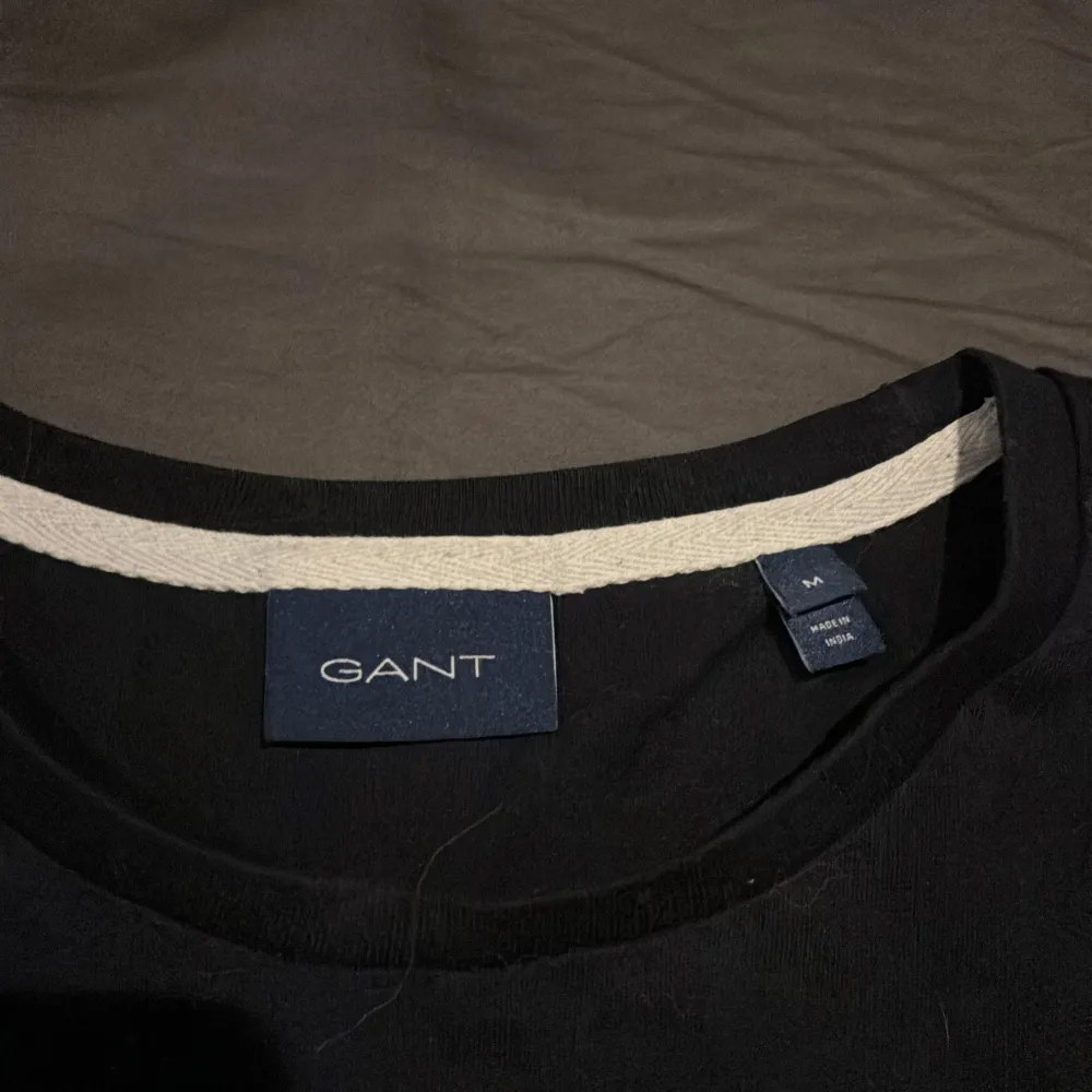 Gant hoodie storlek S använt mindre än 5 gånger skicket är som nytt inga defekter. T- shirten kan kombineras med Hoodien för extra 50 kr. Hoodies.