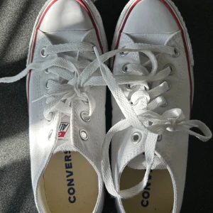 Convser vita sneakers  - Storleken är 37 och jag använde bara en gång och säljer för att det är liten för mig. 