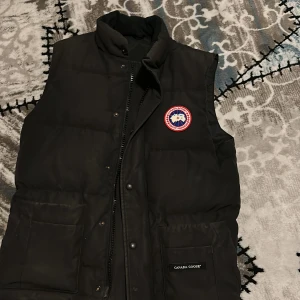 Canada Goose väst - Använt ett par ggr, bra i skick. stl S.  