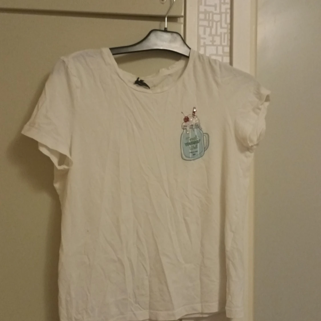 Vit t-shirt med en bild på en milkshake - 90