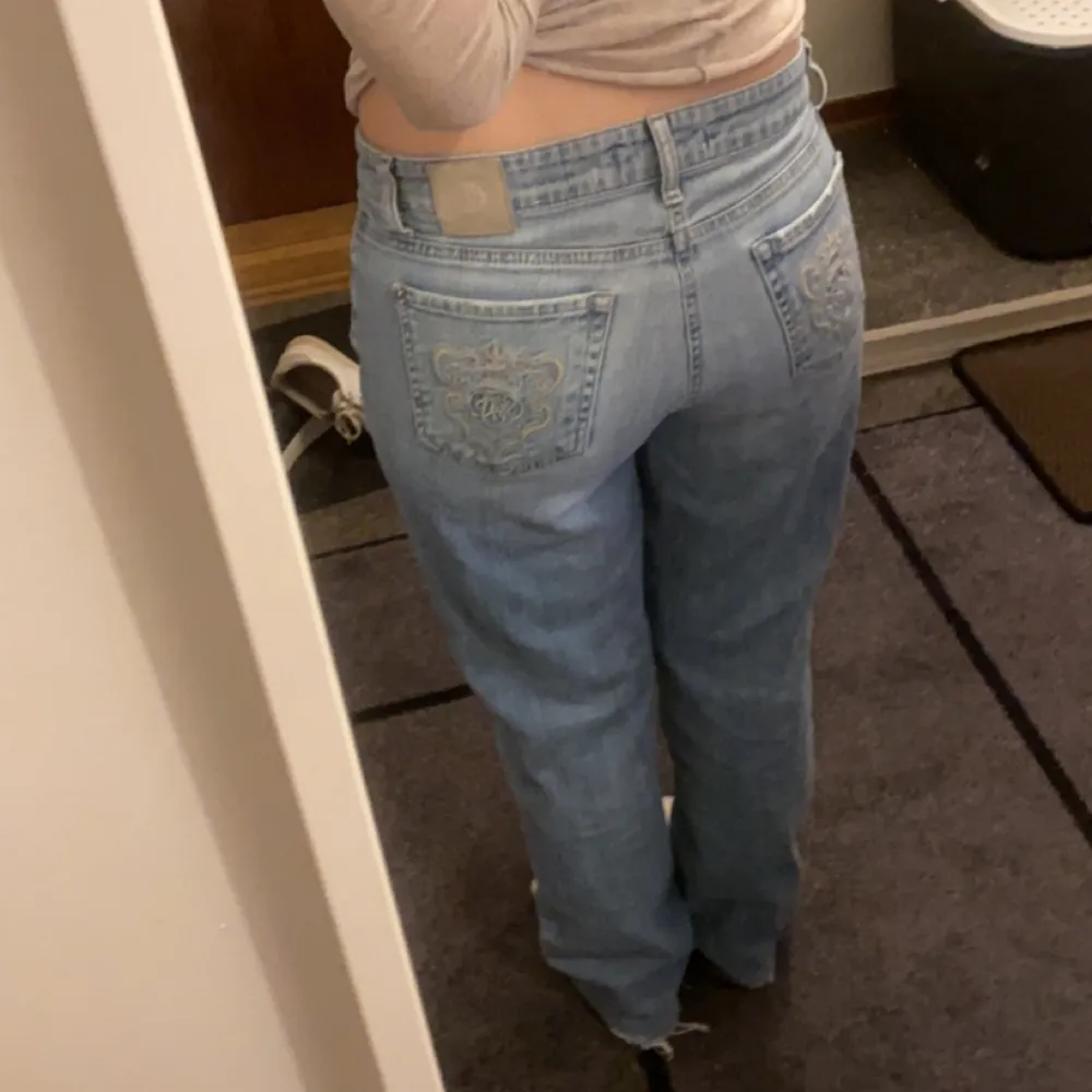 Fina ljusblåa jeans, har används en gång, jag säljer dom för att jag inte använder dom och för att dom är lite för stora, jag har klippt dom där nere för att dom var för långa, storlek 40, köpta för 350, priset kan diskuteras❤️. Jeans & Byxor.