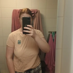 Rosa t-shirt med love på - Kort i armarna