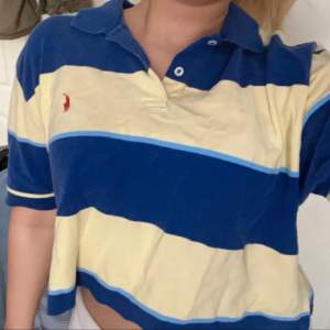 En croppad pikéskjorta från Polo by Ralph Lauren. Den är köpt på Beyond Retro. Själva skjortan är i storlek L men passar allt mellan XS-L då den är omsydd 💛
