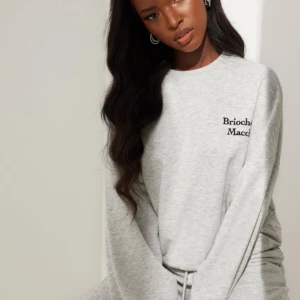 Grå sweatshirt  - Köpt från Nelly för 399kr. Säljer då den inte kommer till användning längre, priset kan diskuteras 💕