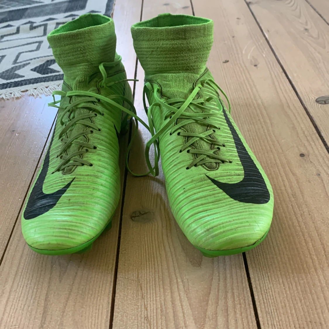 Säljer mina gröna nike fotbollsskor då jag växt ur dom, pris kan diskuteras. - 90