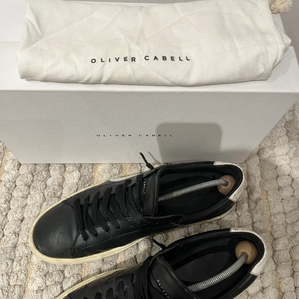 Snygga och ovanliga skor från Oliver Cabell i använt men fint skick, storlek 43, box och dustbag medföljer . Skor.
