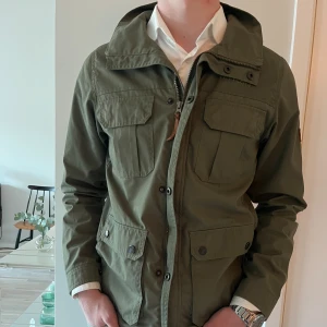 Tenson vårjacka grön - Hej!  Säljer en tidlös vårjacka från Tenson i storlek S. Jackan är endast testad. (Inga deffekter) 