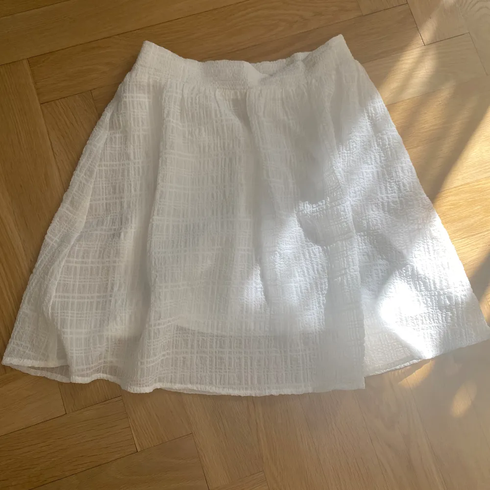 Säljer den här vita kjolen då den inte längre passar💕 Superfin och perfekt till sommaren☀️ Endast använd 1 gång😊. Kjolar.