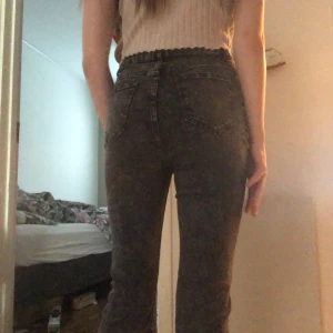 Jeans - Fina gråa/mörka jeans. Älskar dem men använder dem inte så dom har blivit för korta. Kontakta Järna vid frågor☺️☺️🩷🩷🩷