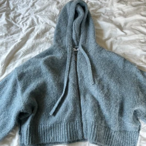 Stickad hoodie - Jätte fin stickad hoodie med vida ärmar, den är i jätte skönt material