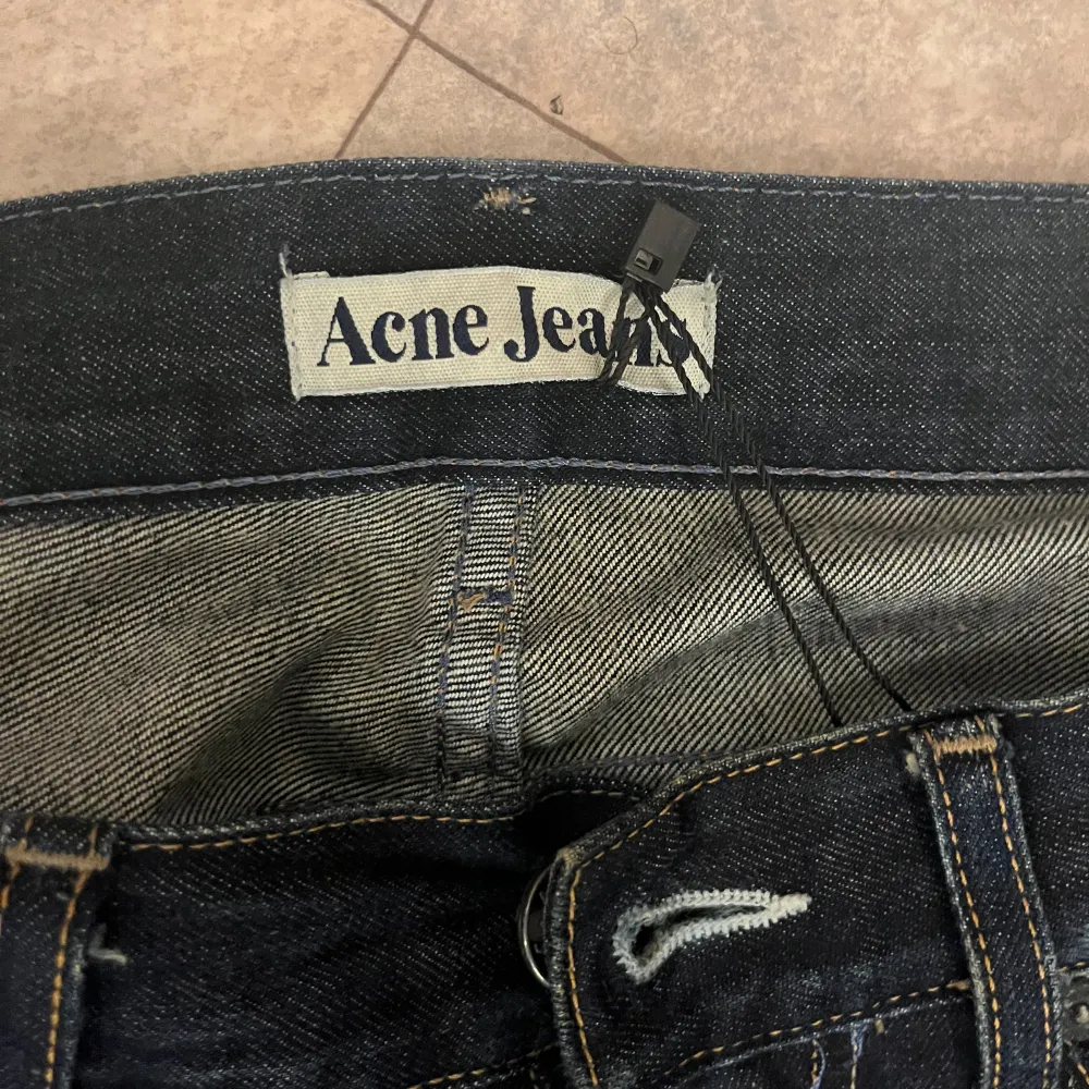 Tja säljer dessa riktigt feta acne jeanse. Slim fit samtidigt som dem är elastiska. Skicket på byxorna är 10/10. . Jeans & Byxor.