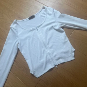 Vit top  - Jätte fin vit top med dragkedja 🤍 använt endast en gång , i fint skick 