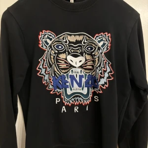 Kenzo tröja - 8/10 Skick  Den är då i storlek XS men funkar även som S