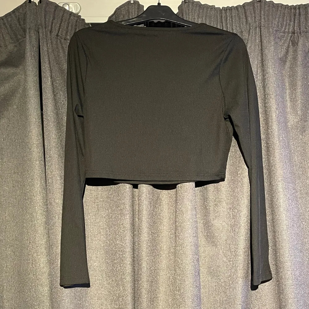 Y2k tröja som är supersöt, säljer då den är för liten för mig. Ganska liten i storleken. Blusar.