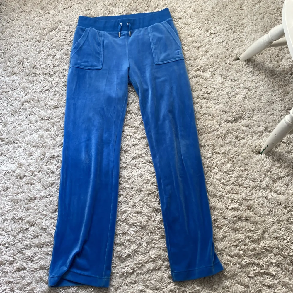 Fina blåa juicy byxor. Använt ett få tal gånger. Köpt för 1100kr . Jeans & Byxor.