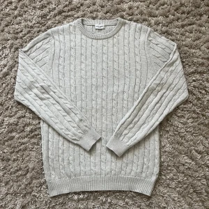 Stickad tröja, John Henric - Jättefin stickad tröja från John Henric i toppskick. Storlek M. Skriv gärna vid eventuella funderingar :)