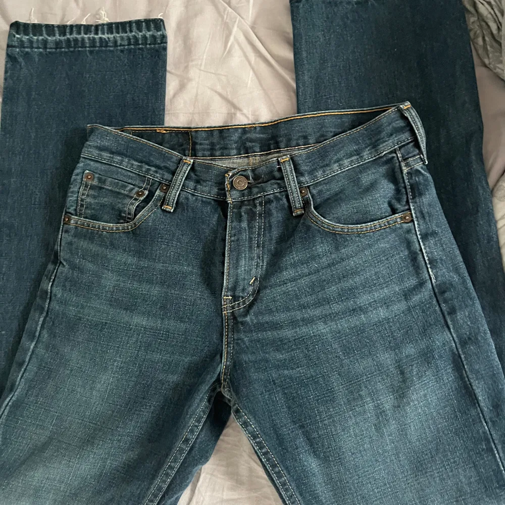 Säljer mina lowwaist Levis jeans som jag köpte av chansning ifrån beyond netro för 490kr. Byxorna är för små för mig och har därför aldrig använts. Hör av er för mer frågor eller bilder!❤️. Jeans & Byxor.