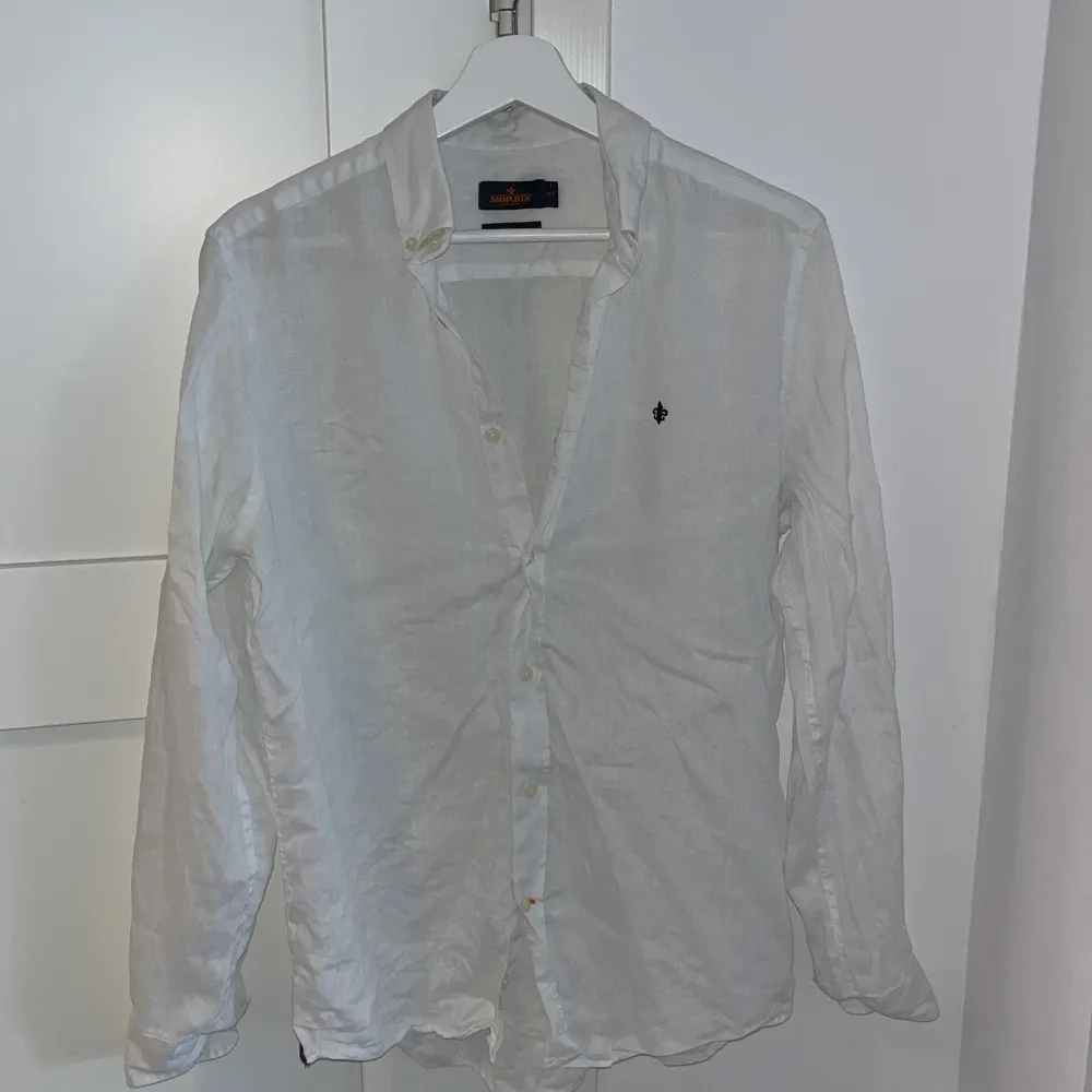 Säljer denna sjysta linneskjorta från Morris! Den är använd men i utmärkt skick! Pris 449kr, size smal! . Skjortor.