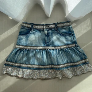 Söt jeanskjol!! - Säljer denna söta jeanskjol!!❣️❣️ Kontakta för mått