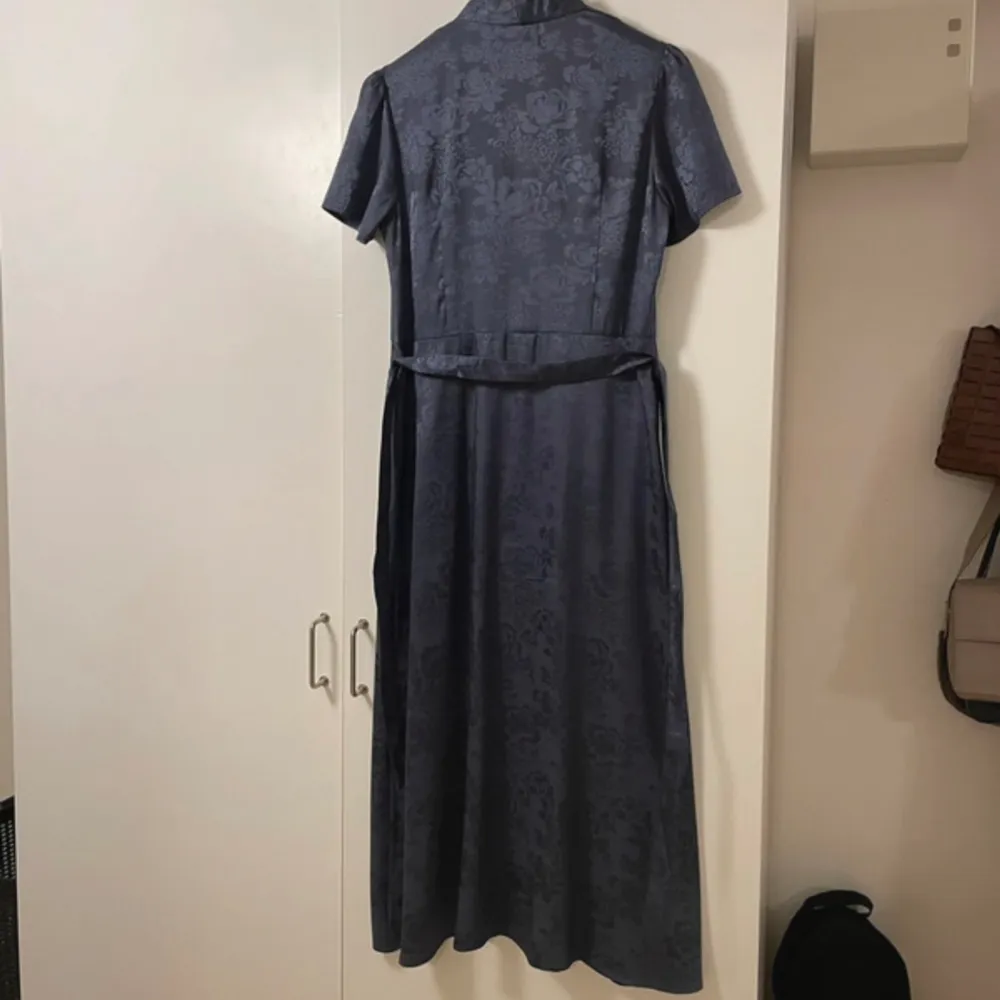 Tie Waist Jacquard Satin Dress i storlek 36. Använd endast en gång så i princip som ny. Originalpris 699 kr. Lilablå färg.. Klänningar.