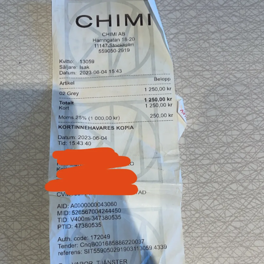 Tjenare, säljer ett par riktigt stiliga Chimi 02 solglasögon i färgen grå. Skick 10/10 lite smutsiga men går såklart att tvätta bort, annars inget fel med de. Kvitto finns och allt tillbehör medföljer! Kom dm för fler bilder/frågot osv!🙌🏻. Accessoarer.