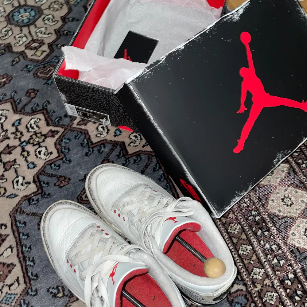 Ett par Jordan 3 som inte används längre. Köpte / vann på sneakers appen, kvitto och screenshots finns. Använda nån månad bara. Skriv för frågor eller mer bilder , pris kan pruta lite. Ny pris 350$ på stock x. Skor.