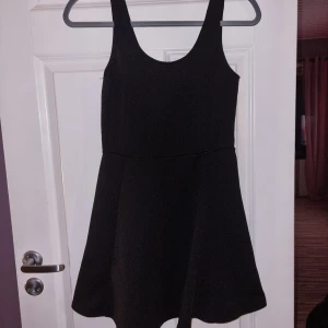 Klänning  - Svart klänning från H&M och är i stl 38