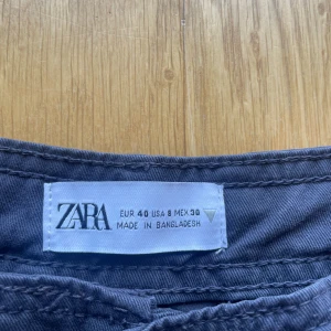 Zara - Cargobyxor. Blåa cargobyxor med 6 fickor. Två fram, två bak två på låren. Är storlek 40 men passar mig som är 36-38. 