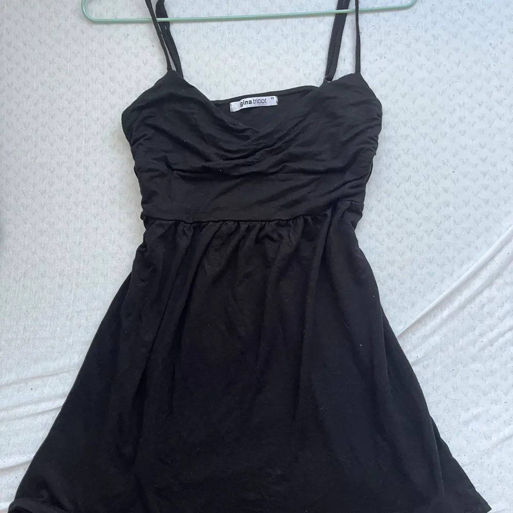 Cute short black dress spft material. Klänningar.