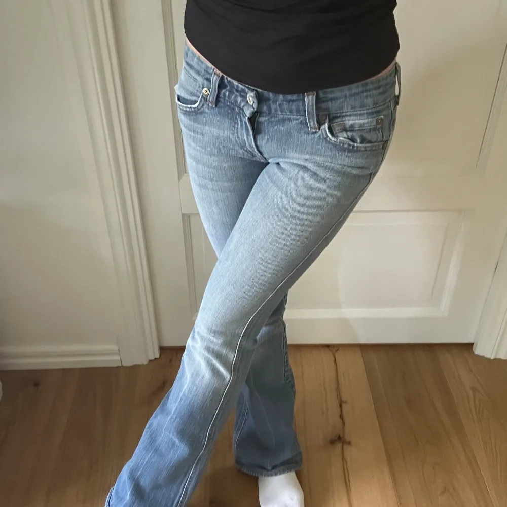 Säljer nu mina älskade 7 For All Mankind vintage low rise bootcutjeans i storlek w25. Köpta från USA. Från 2000-talet! 😍Helt perfekta verkligen men har för många liknande. Midjemått tvärsöver: 34 cm. Innerbenslängd: 73 cm. . Jeans & Byxor.