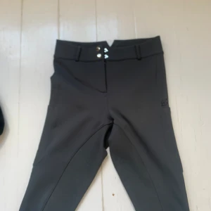 Ridbyxor  - Zaczess halvskodda Åt det grönare hållet vilket inte visas så tydligt på bild Väldigt bra skick och allt grip sitter kvar. 