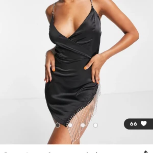 Klänning  - Klänning från Femme Luxe i storlek 12 och skulle säga att den motsvarar storlek S då den är mindre i storlek!💞Jättesnygg verkligen med strass vid låret!! Ny med lappen kvar!! Nypris 569kr