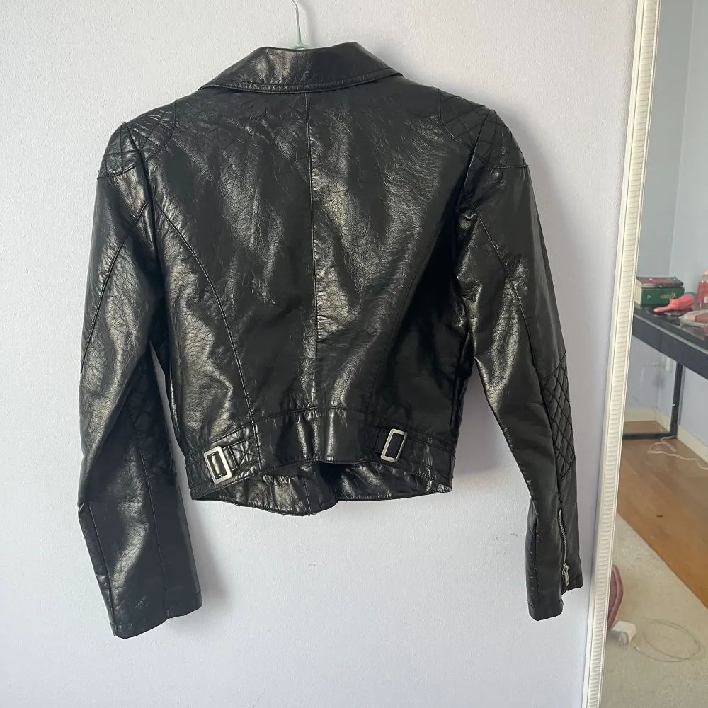 Black leather jacket. Jackor.