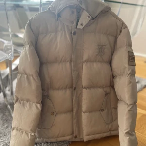 Burberry jacka -  Den har knappt använts. Som ny. 