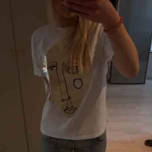 Fin t-shirt! - Säljer denna as coola t-shirten me guld tryck på! Slutsåld på zara! 