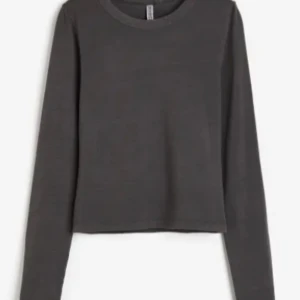 Tröja  - Grå, knappt använd kort tröja 